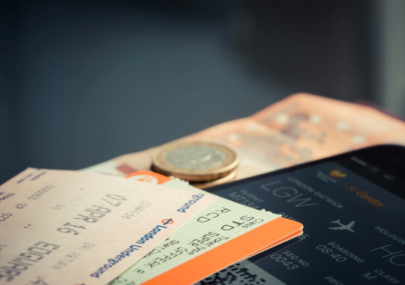 Laptop, Flugticket nach Tiflis und ein Kaffee auf einem Tisch